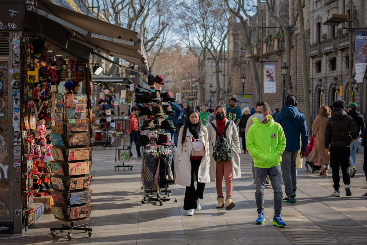 Archivo - Varias pasean al lado de los quioscos que antes eran pajarerías en La Rambla, a 23 de febrero de 2022, en Barcelona, Cataluña (España).