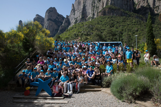 Voluntarios de CaixaBank en Catalunya organizan una caminata en Montserrat con 77 refugiados de Ucrania