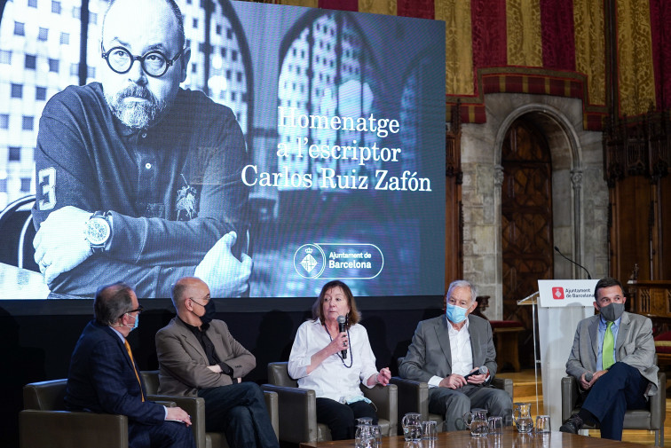 Barcelona rinde homenaje a Carlos Ruiz Zafón en el primer año de su muerte